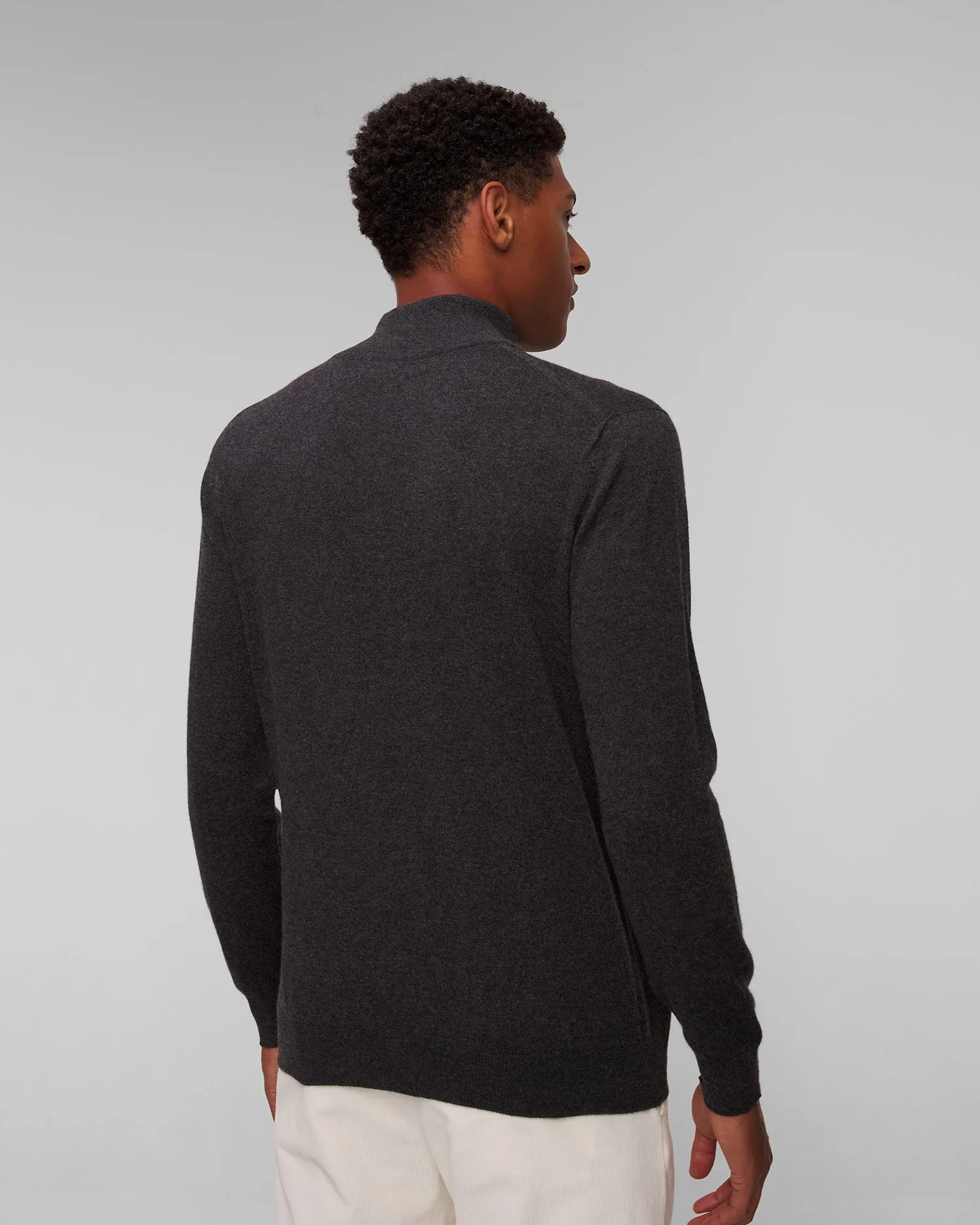 Men’s grey cashmere sweater Johnstons of Elgin KAI05233-q24528